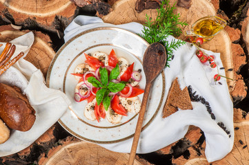 Salad with tomatoes and cheese