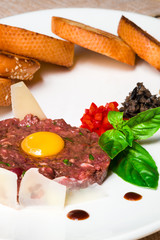 Classic tartare with fresh basil