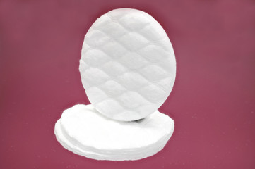 einige weisse runde Wattepads