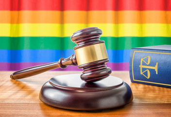 Richterhammer und Gesetzbuch - Regenbogenfahne