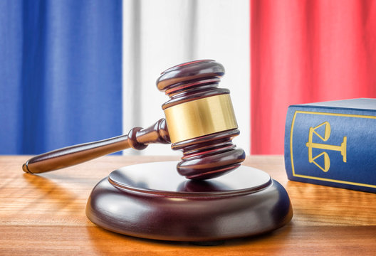 Richterhammer und Gesetzbuch - Frankreich