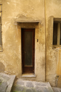 Castelnuovo di Magra, Ligurien, Italien, Berge, Historische Geb&auml;ude, Castell, Burg, Altstadt, Haust&uuml;r, schmale Haust&uuml;r