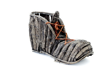 Изделие из коры дерева в форме ботинка. © platosha49