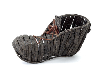 Ремесленное изделие из коры дерева в форме ботинка. © platosha49