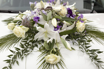 Blumenstrauß auf einem Hochzeitsauto