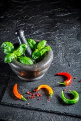 Photo sur Plexiglas Best-sellers dans la cuisine Herbes et épices savoureuses dans le mortier