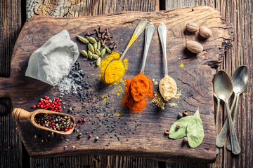Kleurrijke kruiden en specerijen op oude tafel
