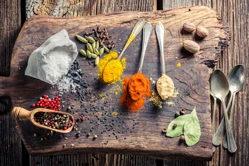 Fotobehang Kruiden Kleurrijke kruiden en specerijen op oude tafel