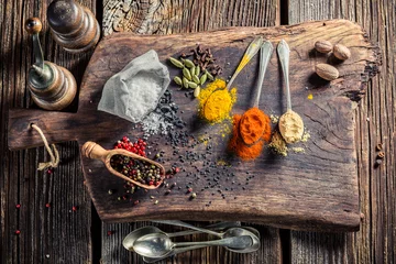 Fotobehang Kruiden Verse specerijen en kruiden op oude tafel