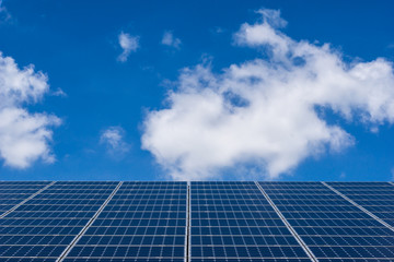 Photovoltaik Anlage auf einem Dach mit blauem Himmel