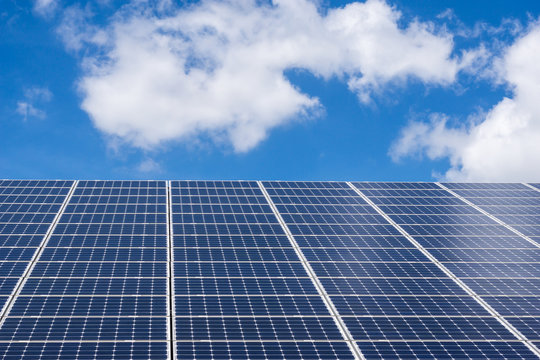 Photovoltaik Anlage auf einem Dach mit blauem Himmel