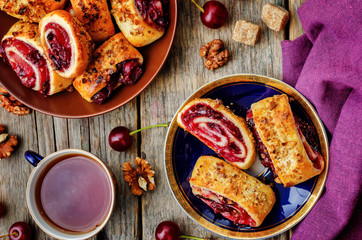cake rolls with cherry and walnut crust