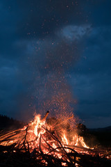 Feuer auf der Wiese/ Wald: Sonnwendfeuer