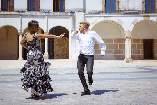 Pareja de bailarines flamencos bailando en el exterior
