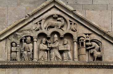 Papa Adriano II e l'arciprete di S. Donnino; portale Duomo di Fidenza