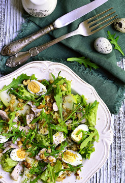 Green salad with chicken,apple and eggs.