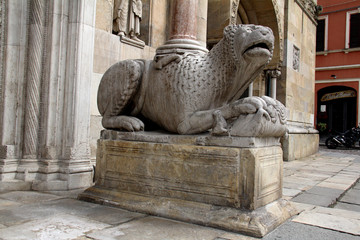 leone stiloforo con bue; portale del Duomo di Fidenza
