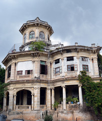 Havana, Cuba: Ionic columns hang on for dear life