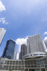 Fototapeta na wymiar 東京都庁前から望む新宿高層ビル群　爽やかな青空