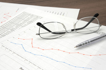 会議用資料と眼鏡とボールペン