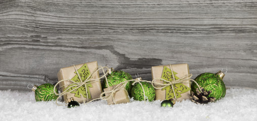 Weihnachtlicher Holz Hintergrund mit Weihnachtsgeschenke in grau und grün
