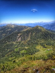 Fototapeta premium Blick ins Tal und auf eine Hütte