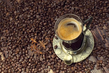 Foto auf Acrylglas Kaffee Bar Kaffeetasse auf Kaffeebohnenhintergrund