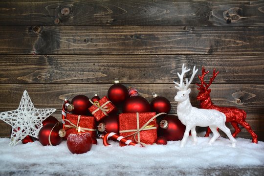 Weihnachtsgeschenke und Weihnachtskugeln - rot/weiß