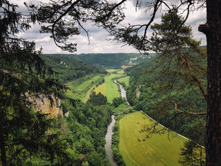 Blick vom Knopfmacherfelsen in das obere Donautal