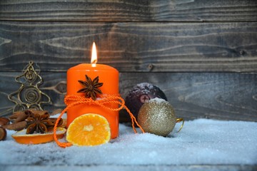 Advendskerze im Schnee - orange