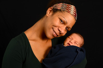 Mutter mit neugeborenem Baby