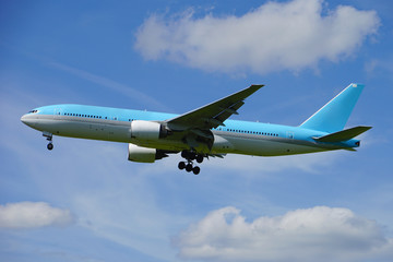 Fototapeta na wymiar Avion de ligne et ciel bleu