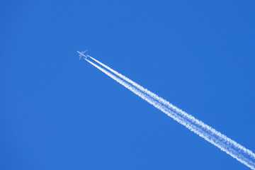 Avion de ligne et ciel bleu