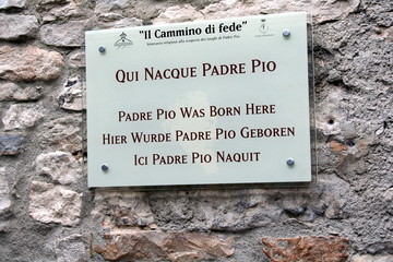 PIETRALCINA TARGA INDICANTE LA CASA DOVE NACQUE PADRE PIO