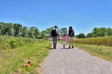 Fototapeta premium famille dans la campagne