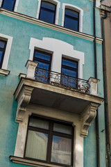 Fototapeta na wymiar Alte Hausfassade mit Balkon