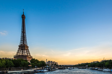 Fototapeta na wymiar Coucher de soleil sur la Tour Eiffel - Paris, France