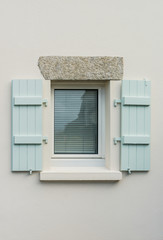 Weißes einflügliges PVC Fenster mit Granitfenstersturz und Holzklappladen