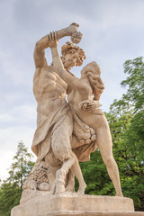 Bachantka chwytająca winne grono z ręki satyra - posąg przed Pałacem na Wodzie w Parku w Warszawie - obrazy, fototapety, plakaty