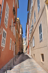 Fototapeta na wymiar ruelle étroite et façades colorées, Bastia - Corse