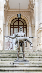 Obraz premium The Building National History Museum. The statue of Trajan with wolf.