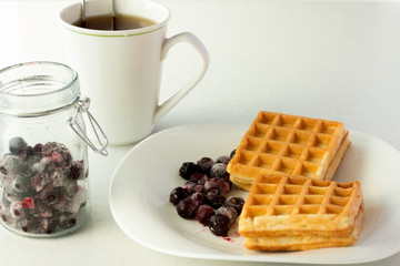 Wafers, frozen currant and tea