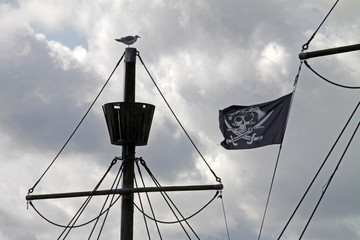 Takelage eines Piratenschiffes mit Totenkopfflagge