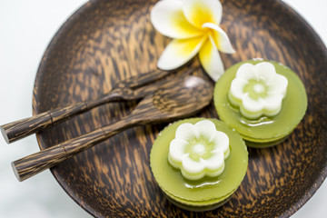 Obraz na płótnie Canvas Thai dessert, pandan Jelly serve on palm wood dish
