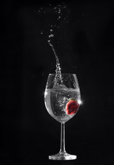 Mineralwasser mit erdbeeren