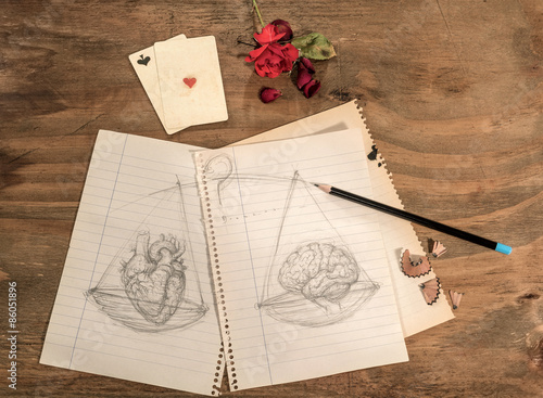 Disegno a matita di cuore e cervello con carte da gioco e rosa rossa ... Matite legno grezzo