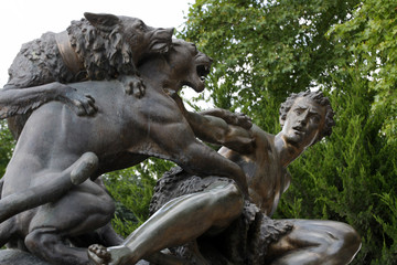 Schäfer mit Hund, vom Panther angefallen (Schlossgarten Schwerin