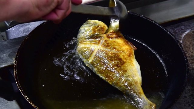 Dorade in &Ouml;l braten