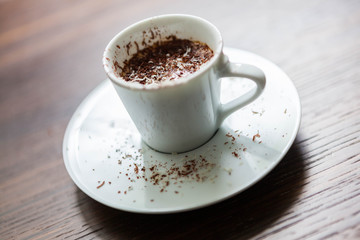 Tazzina di caffè con scaglie di cioccolato
