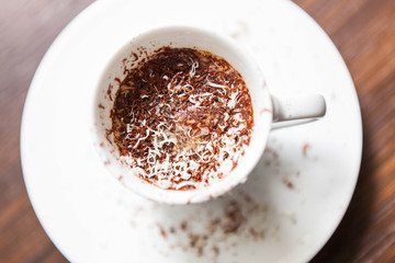 Tazzina di caffè con scaglie di cioccolato